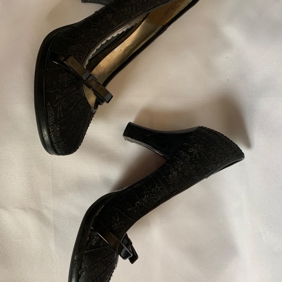 Oh So Pretty! Rampage Black Embroidered Heels! - Picture 11 of 16